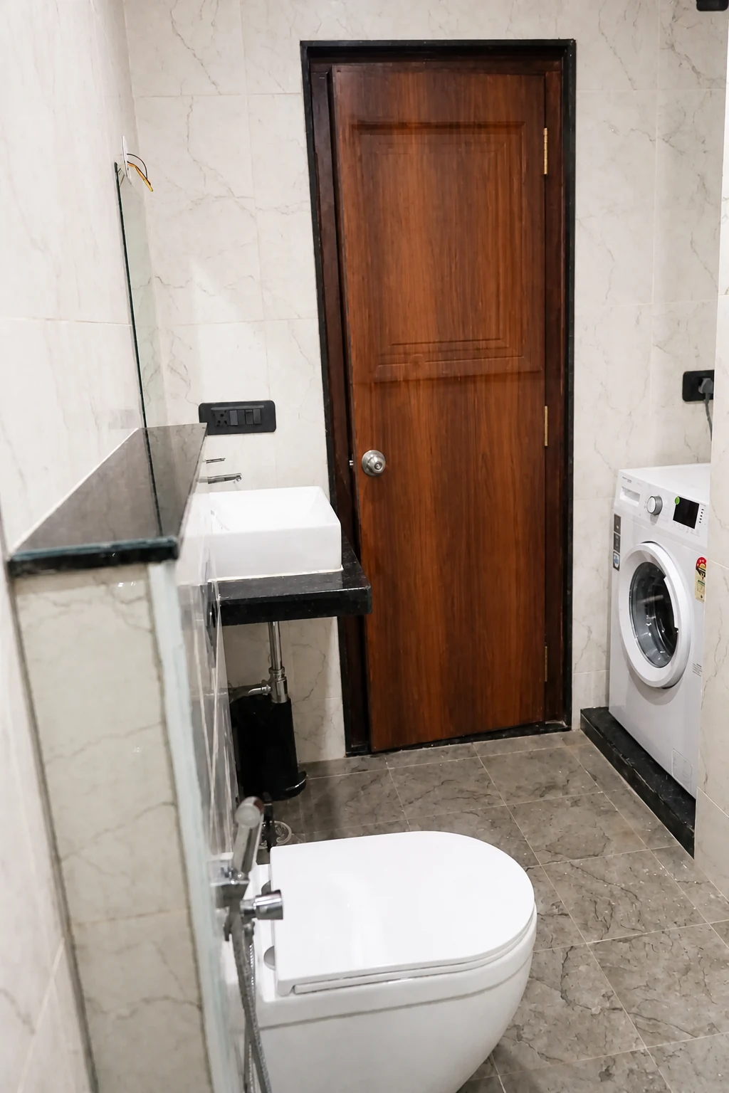 Bathroom and washing machine in the Loft Premium apartment