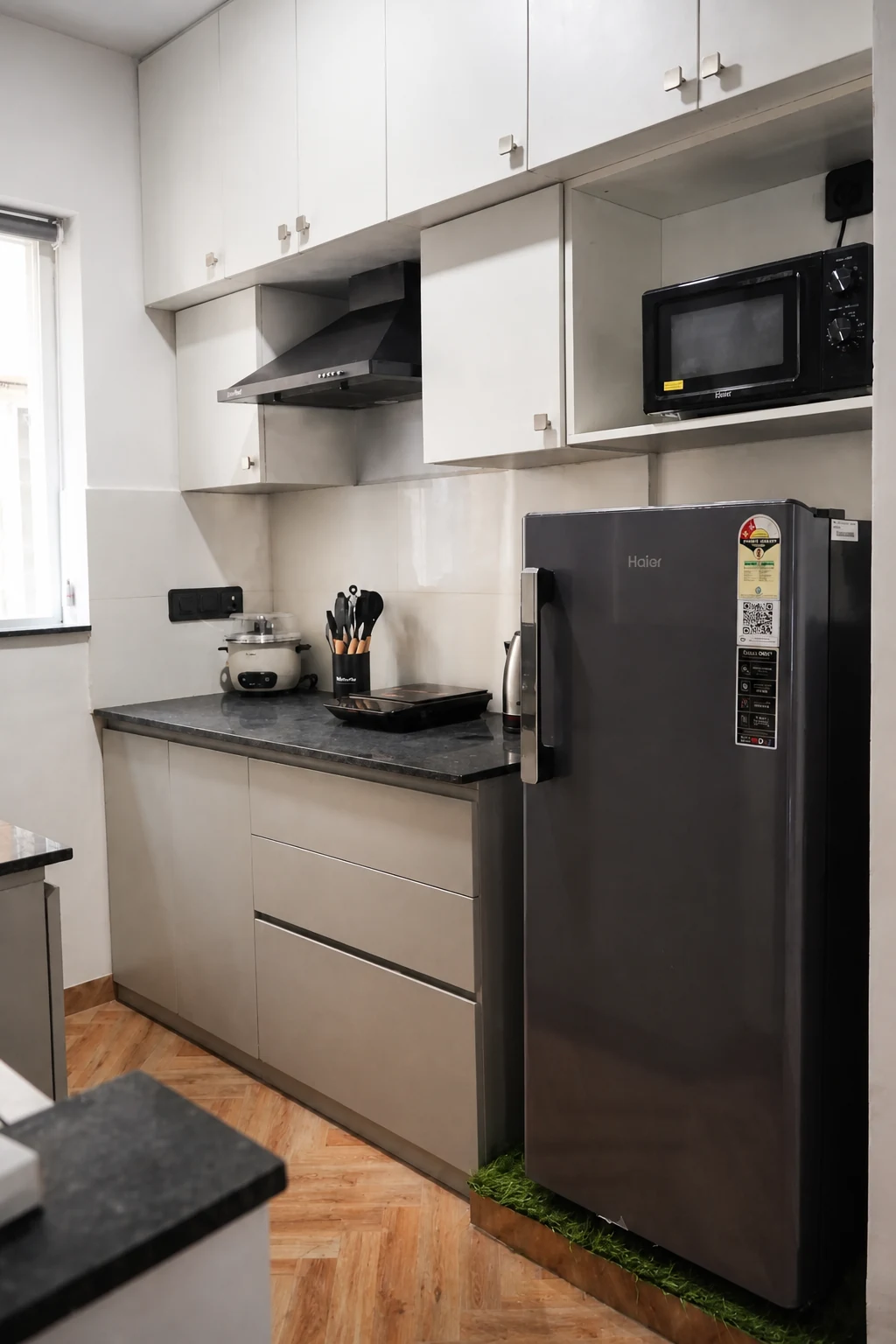 Side view of the Loft Premium kitchen and refrigerator