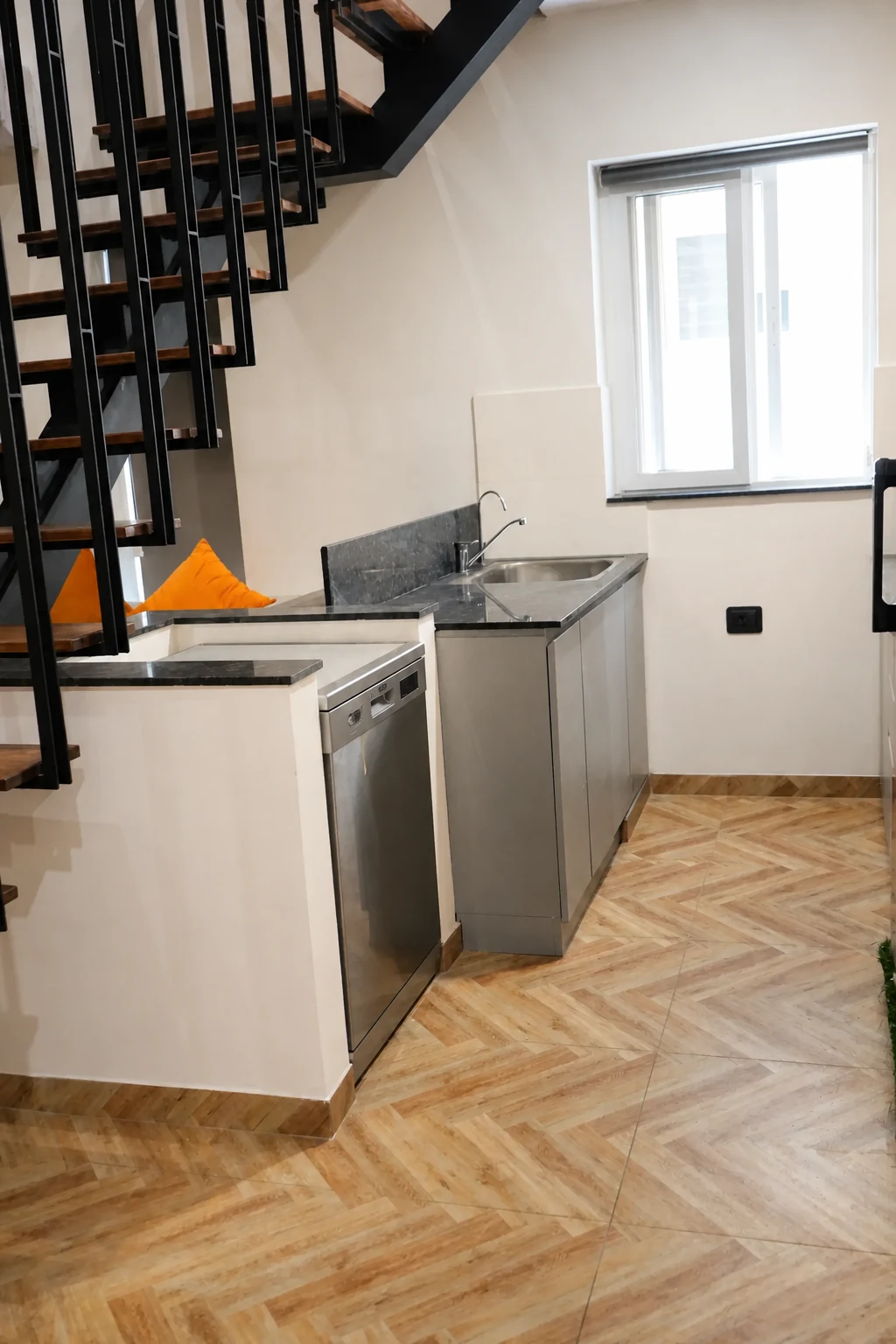 Kitchen arranged beneath the staircase in the Loft Premium apartment